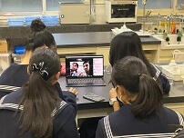 国際共同アカデミー(2年生)、インドの高校生と共同で実施してる課題研究の進捗状況をオンラインで報告